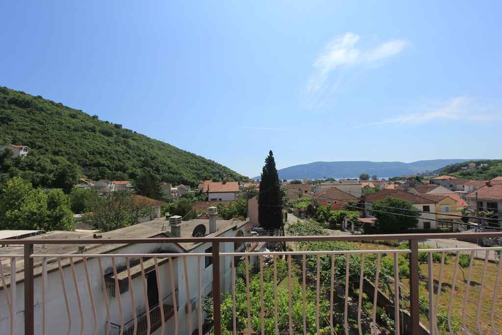 Spacious house with a large yard in Zelenika - Image 5