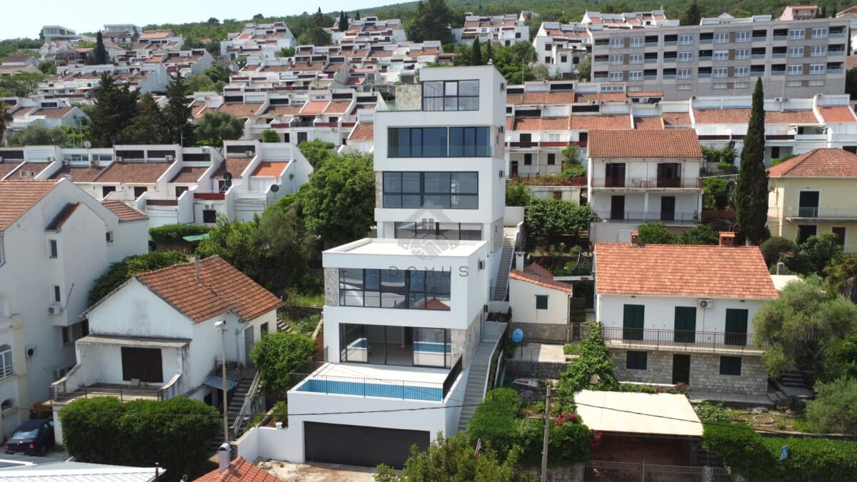 Luxusvilla mit 315m2 auf einem Grundstück von 450m2 zu verkaufen, Krašići, Tivat