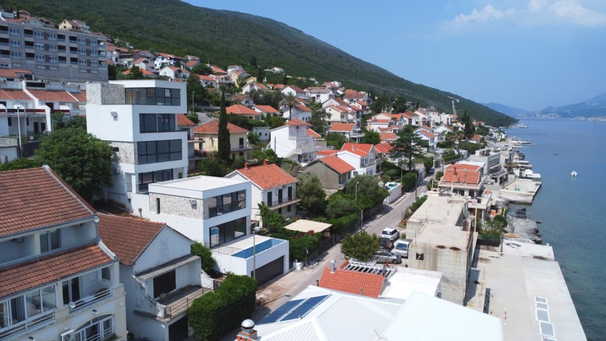 Luxusvilla mit 315m2 auf einem Grundstück von 450m2 zu verkaufen, Krašići, Tivat — 2