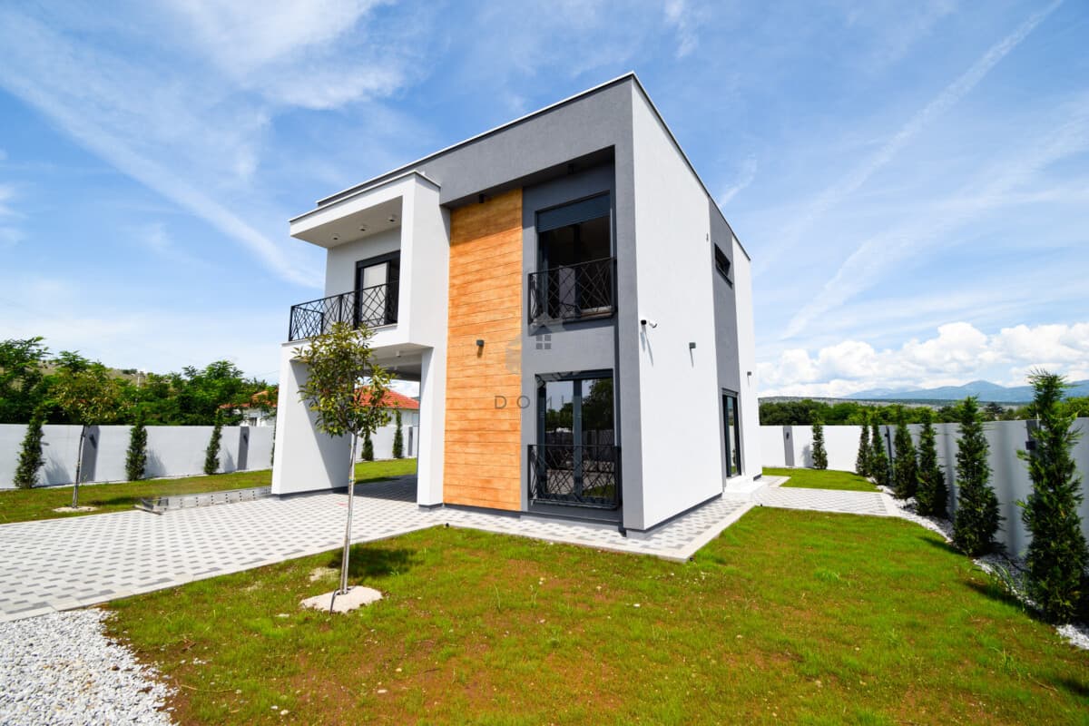 Podgorica, Dahna'da 154 m², 506 m² Arsa Üzerinde Döşenmiş Aile Evi