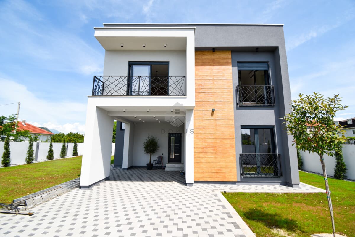 Podgorica, Dahna'da 154 m², 506 m² Arsa Üzerinde Döşenmiş Aile Evi — 2