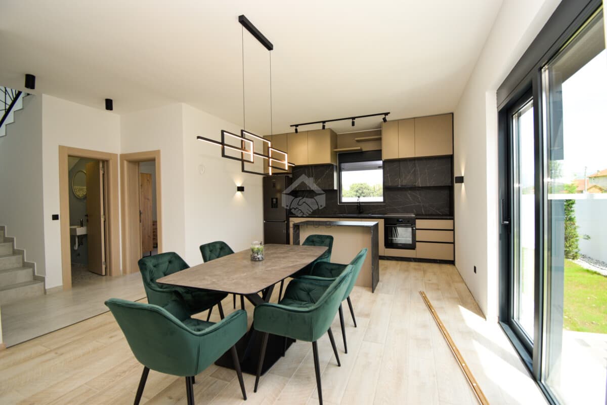 Podgorica, Dahna'da 154 m², 506 m² Arsa Üzerinde Döşenmiş Aile Evi - Görsel 7