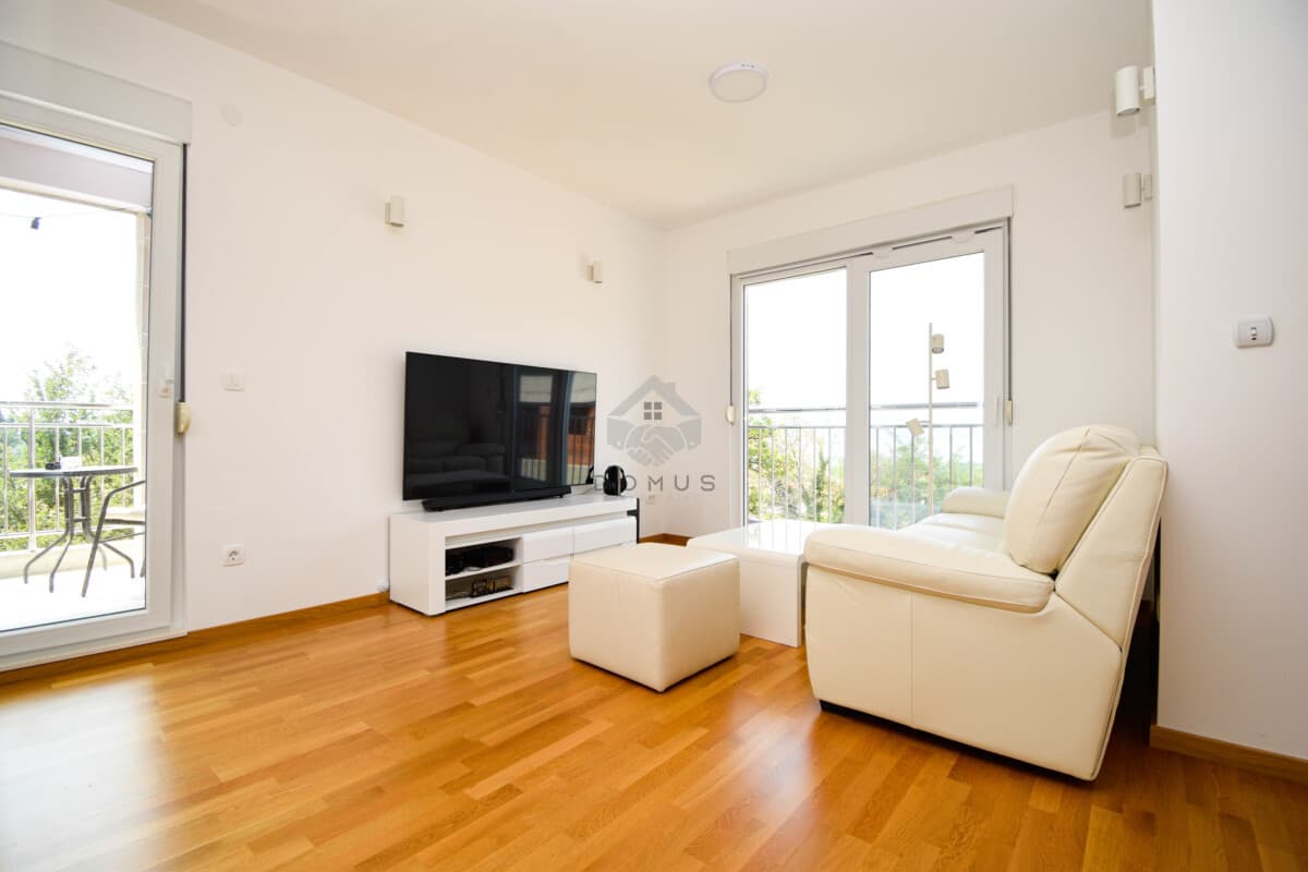 Tivat, Mažina'da Deniz Manzaralı 2+1 Daire, 72 m2