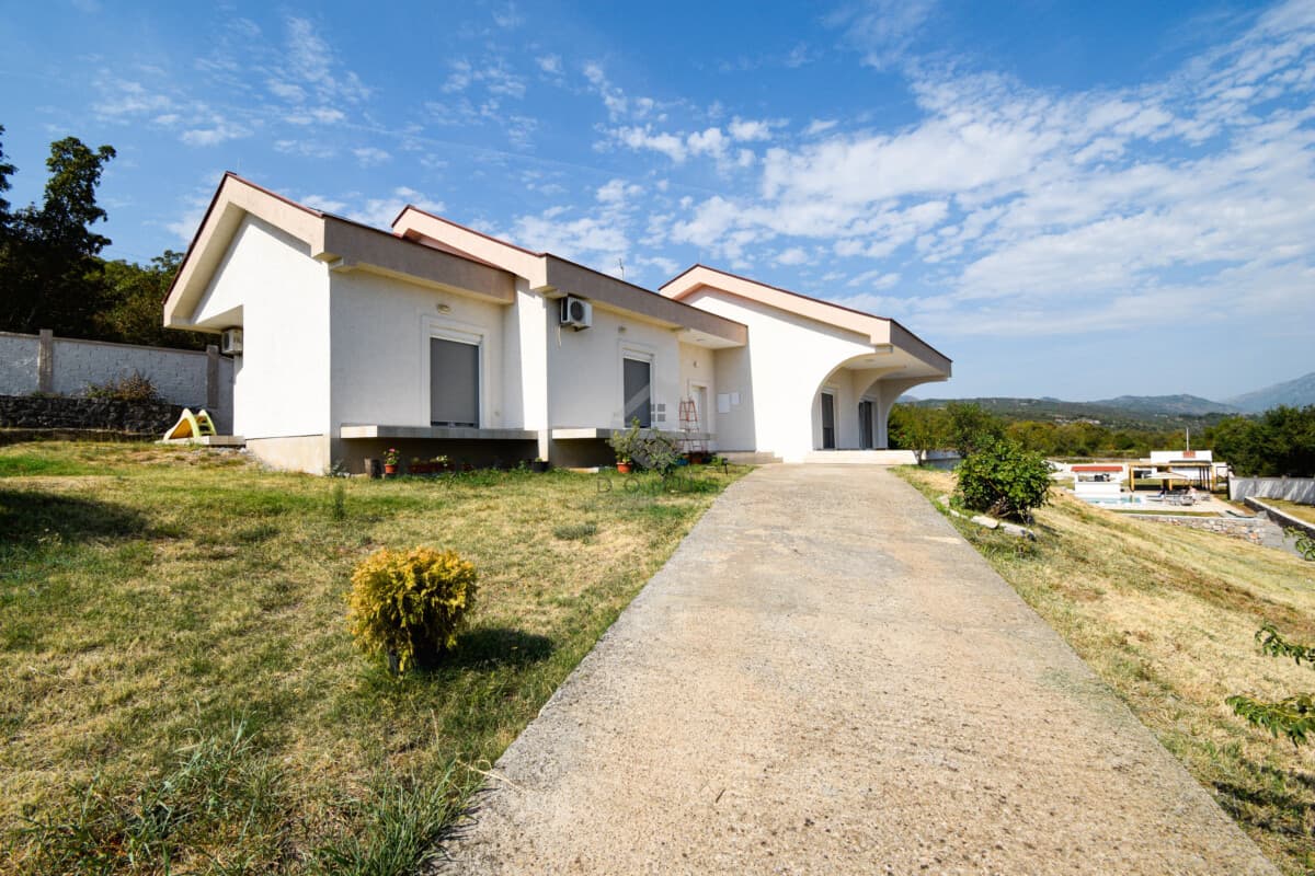 Podgorica, Baloçi'de 250 m² Aile Evi, 18.000 m² Arazi