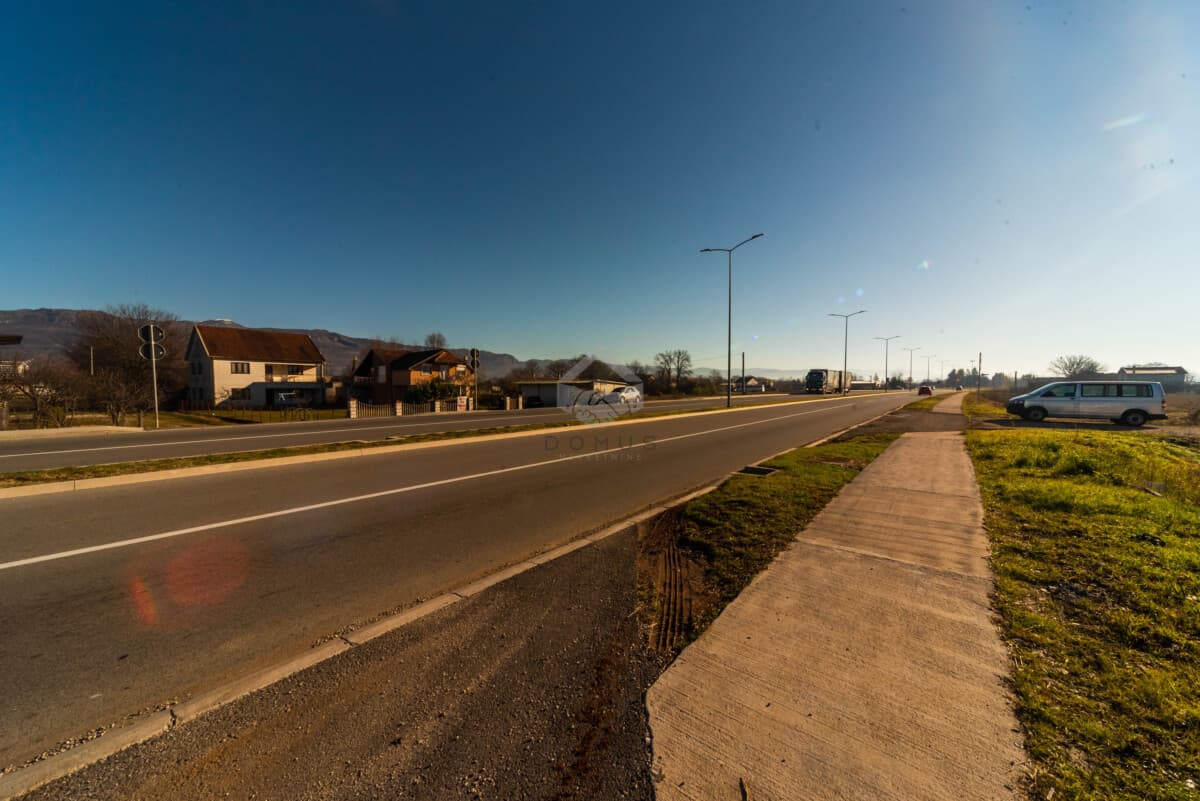 Pozemek o rozloze 3.700 m2 určený pro průmysl a výrobu, Danilovgrad - Obrázek 7
