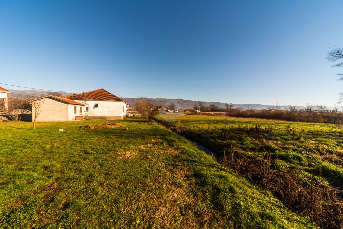 Plac 3.700m2 namijenjen industriji i proizvodnji, Danilovgrad — 2