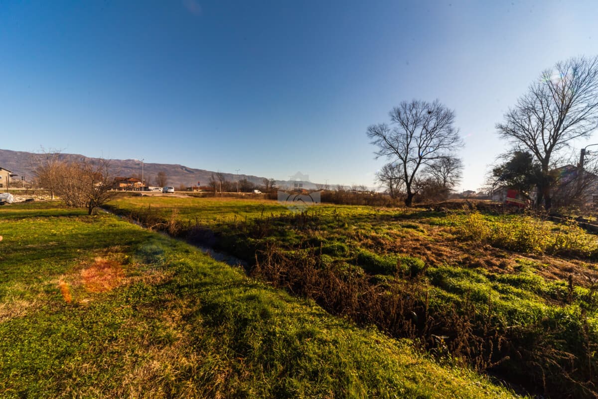 Pozemek o rozloze 3.700 m2 určený pro průmysl a výrobu, Danilovgrad - Obrázek 3