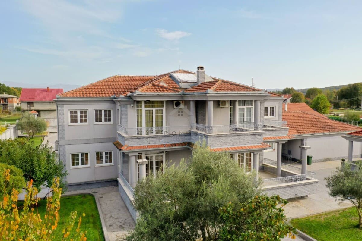 Luksuzna vila sa bazenom, 560 m², Begovine, Danilovgrad — 2