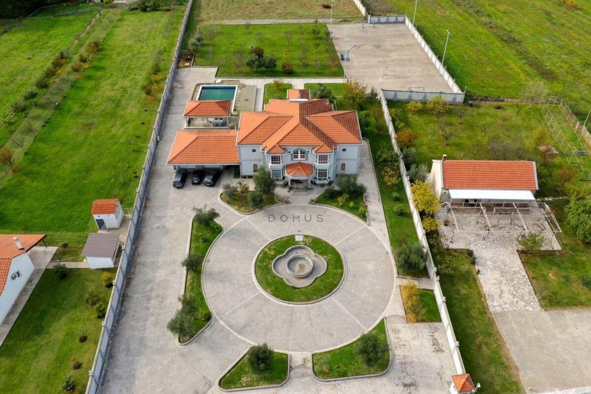Luksuzna vila sa bazenom, 560 m², Begovine, Danilovgrad