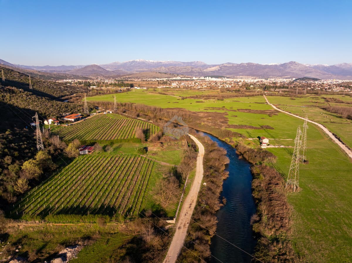 Podgorica, Beri'de Bağlı 13.000 m2 Arazi Satılık - Görsel 6
