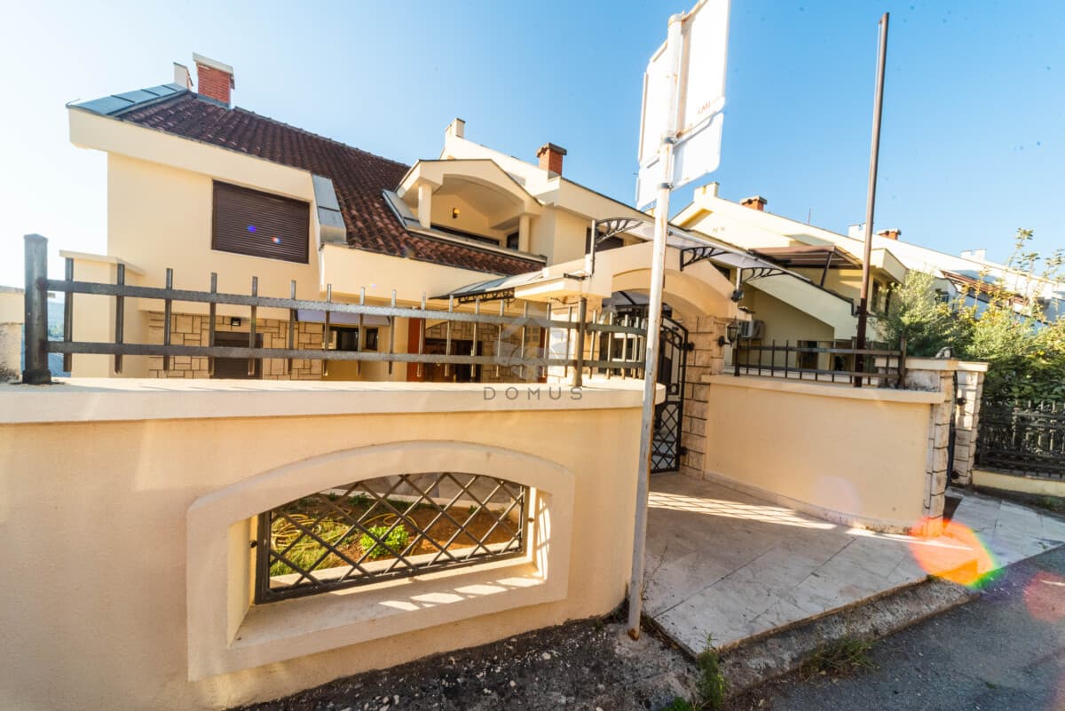 Podgorica, Gorica C'de Kiralık Otoparklı 380 m² Ev