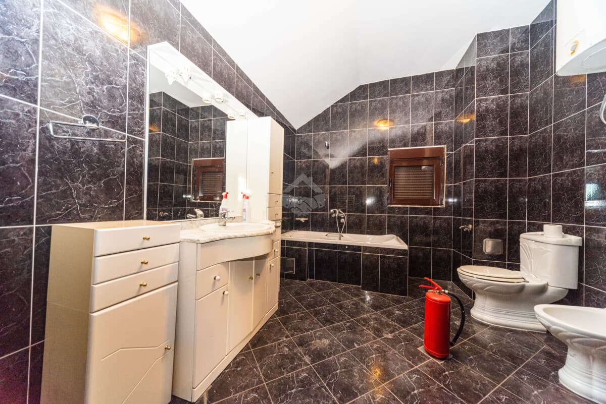 380 m² House with Parking for Rent, Gorica C, Podgorica - Image 13