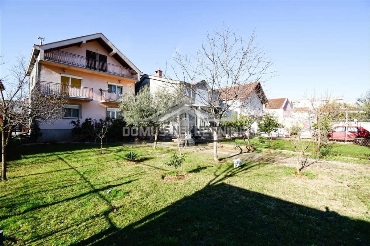 Podgorica, Stari Havalimanı'nda 230 m², 400 m² arsa üzerinde Aile Evi — 2