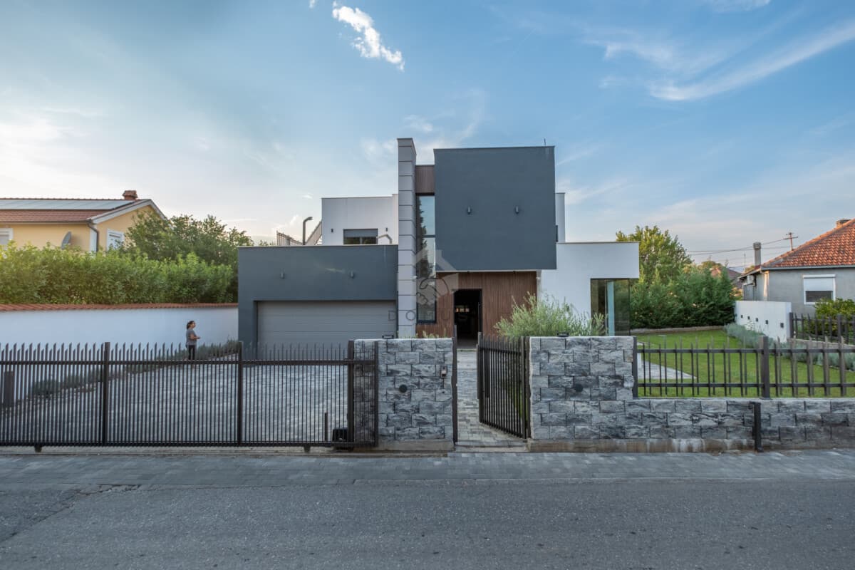 Podgorica, Donja Gorica'da Kiralık Modern 180 m2'lik Havuzlu Ev