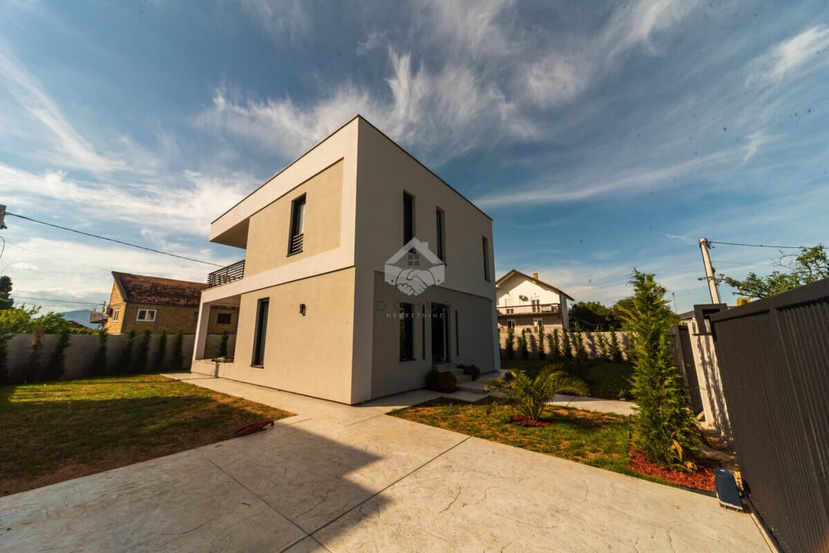 Podgorica, Gornja Gorica'da 571 m² Arsa Üzerinde Kiralık 225 m² Müstakil Ev
