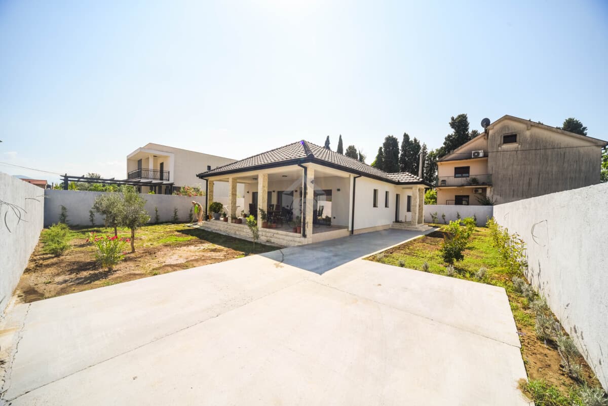 Podgorica, Tološi'de Satılık 500 m² Arsa Üzerinde Yeni Yapı Tek Katlı 134 m² Müstakil Ev