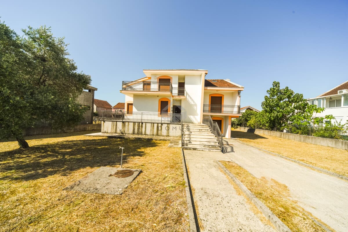 Tuzi, Karabuško Polje'de 350 m2'lik Geniş Aile Evi, 1.100 m2 Arsa — 2