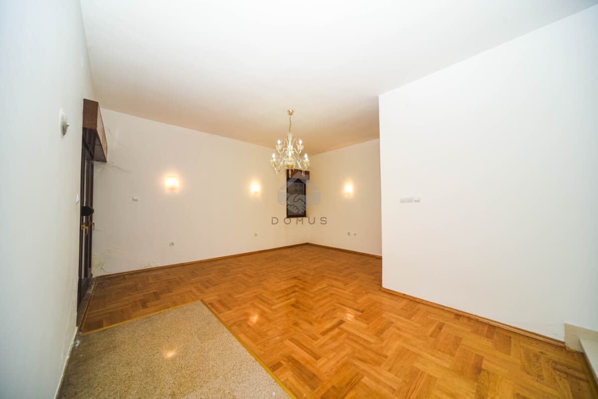 Maison familiale spacieuse de 350m2 sur un terrain de 1.100m2, Karabuško Polje, Tuzi - Image 10