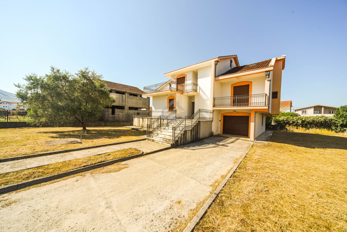 Tuzi, Karabuško Polje'de 350 m2'lik Geniş Aile Evi, 1.100 m2 Arsa