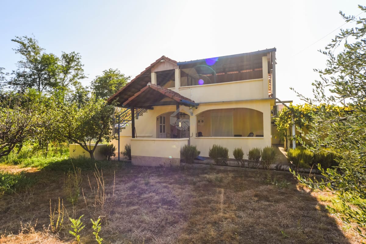Dajbabe, Podgorica'da 102 m², 700 m² arsa üzerinde döşenmiş aile evi