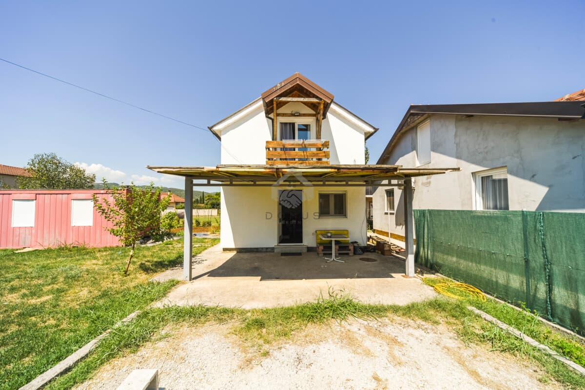 Podgorica, Donja Gorica'da 500 m2 arsa ile 50 m2'lik Aile Evi Kiralık — 2