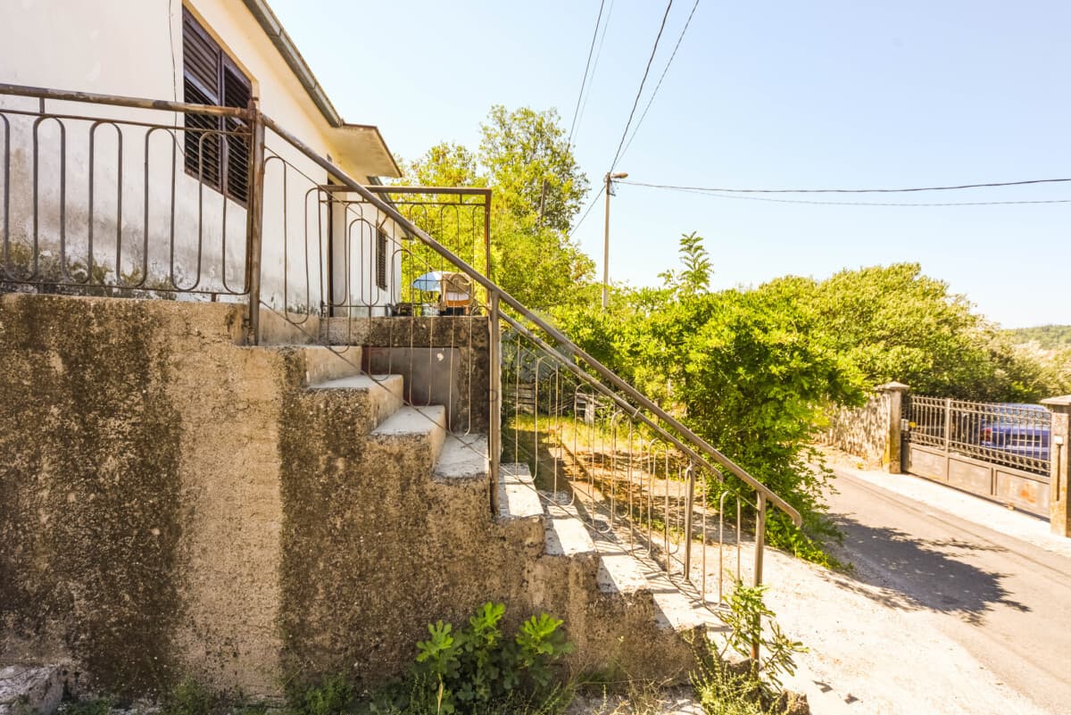 Masline, Podgorica'da 120 m²'lik, 575 m²'lik arsa ile Satılık Ev — 2