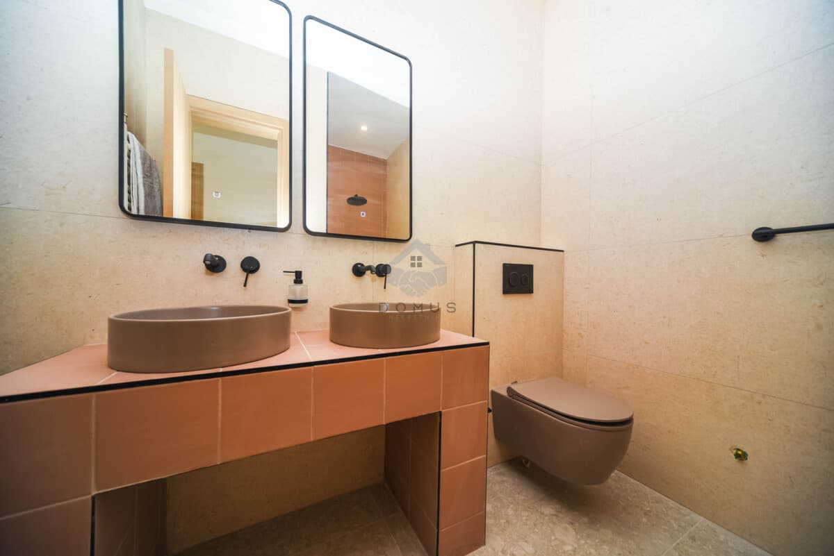 Kuća od 296 m² sa bazenom na placu od 3.200 m² za izdavanje, Begovina, Danilovgrad - Slika 12
