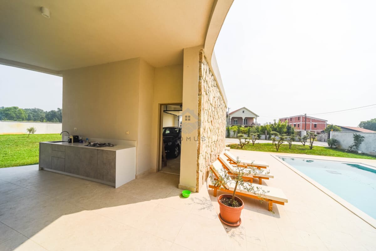 Kuća od 296 m² sa bazenom na placu od 3.200 m² za izdavanje, Begovina, Danilovgrad - Slika 7
