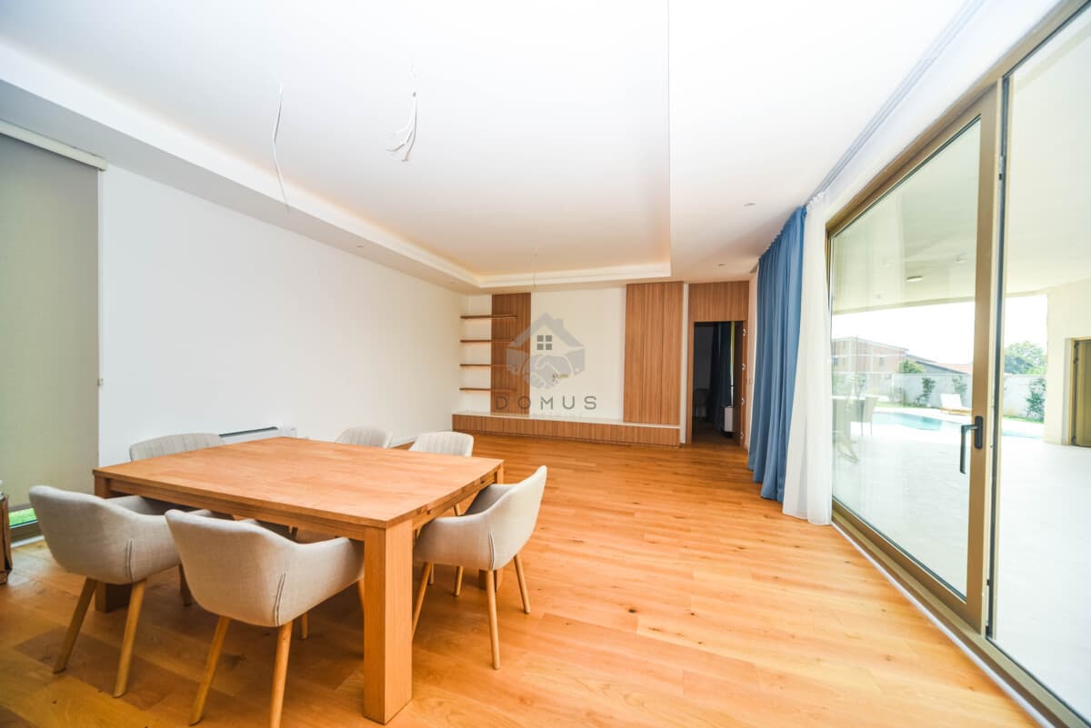 Kuća od 296 m² sa bazenom na placu od 3.200 m² za izdavanje, Begovina, Danilovgrad - Slika 5