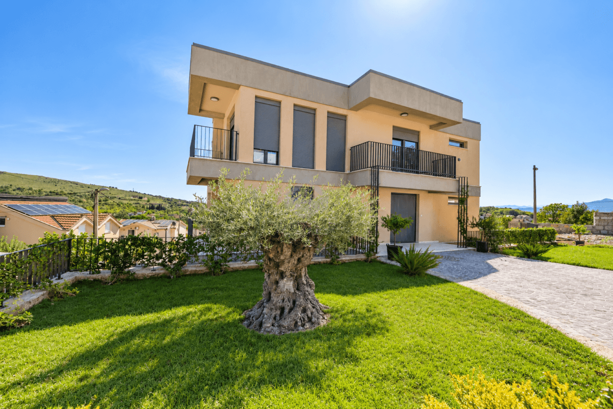 Podgorica, Vranići'de Kiralık 1.000 m² Arsalı 300 m² Lüks Ev