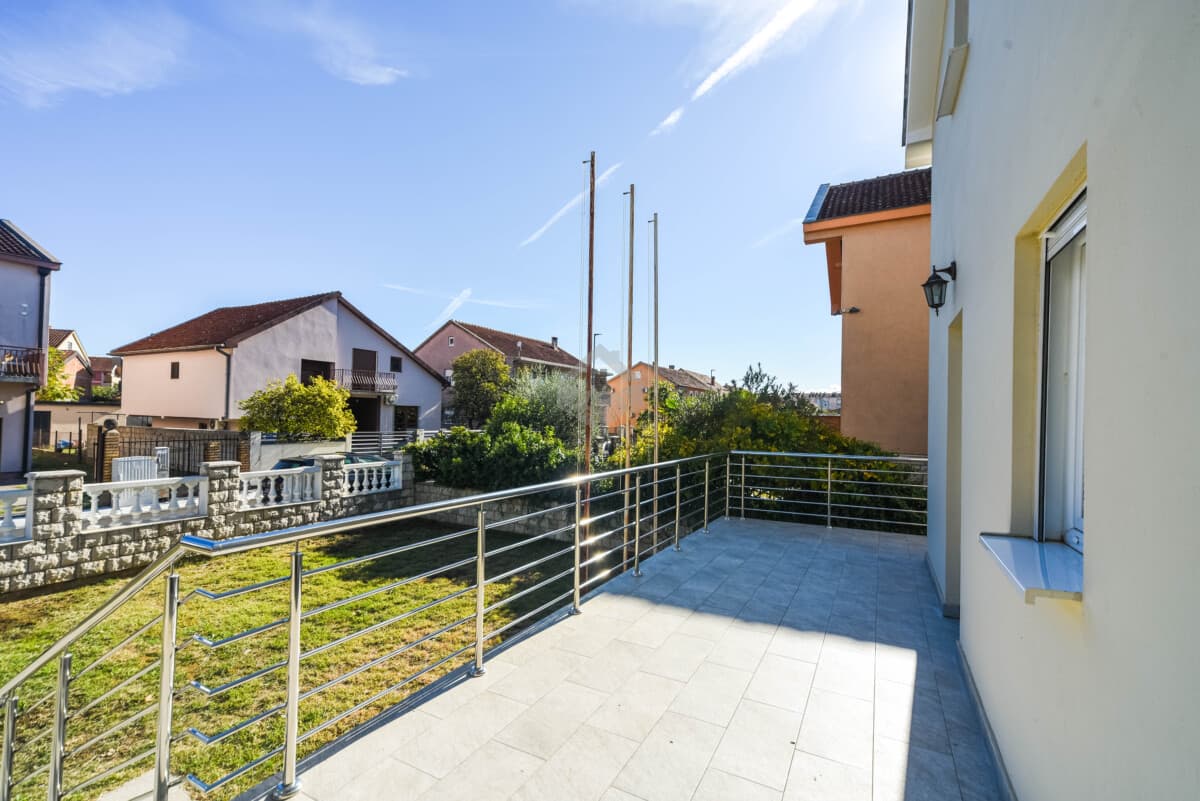 Huis van 500 m² met perceel van 350 m² te huur, Stari Aerodrom, Podgorica - Afbeelding 4