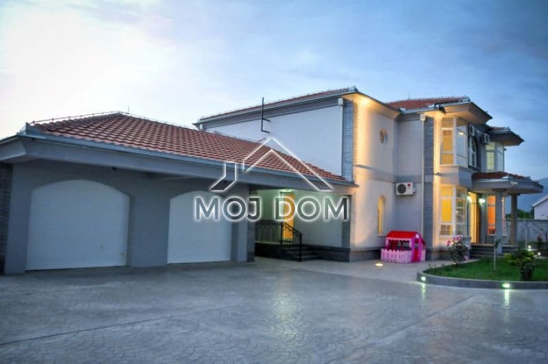 Luksuzno opremljena kuća od 560 m² na prodaju, Danilovgrad