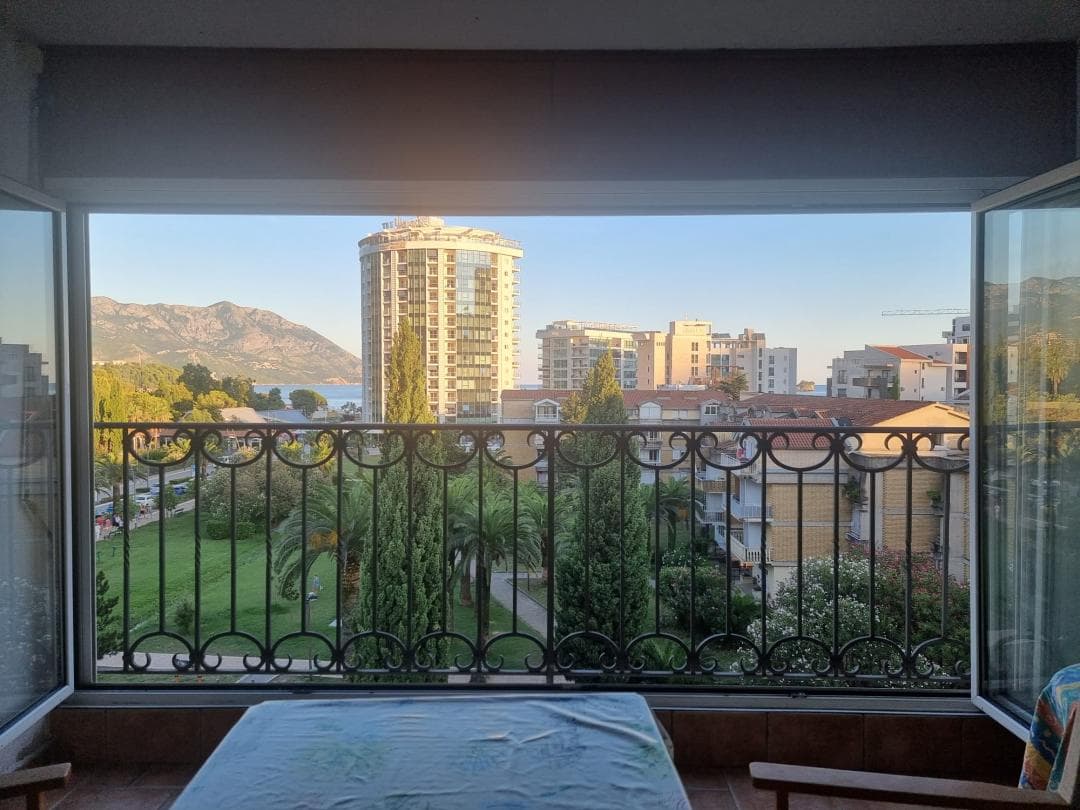 Budva'nın Kalbinde Eşsiz Manzaralı Daire