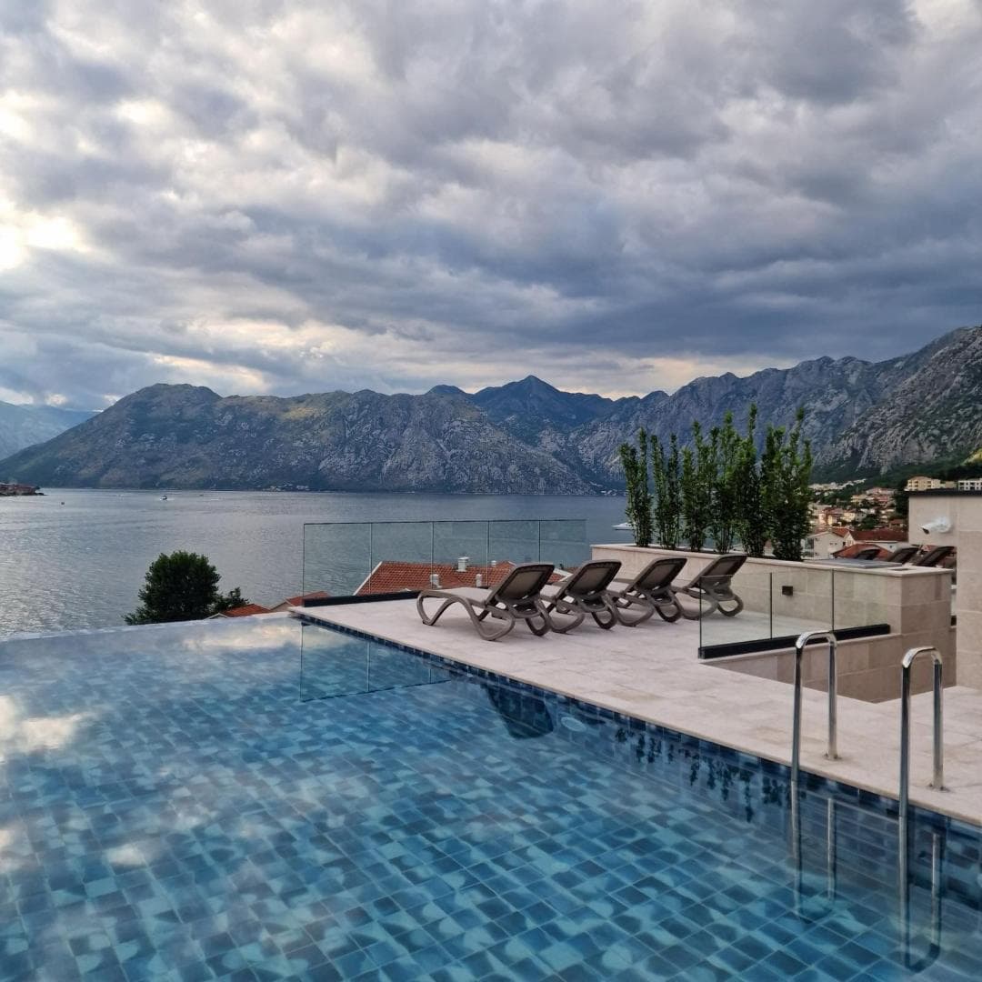 Kotor, Dobrota'da Özel Havuzlu Lüks Deniz Manzaralı Çatı Dairesi