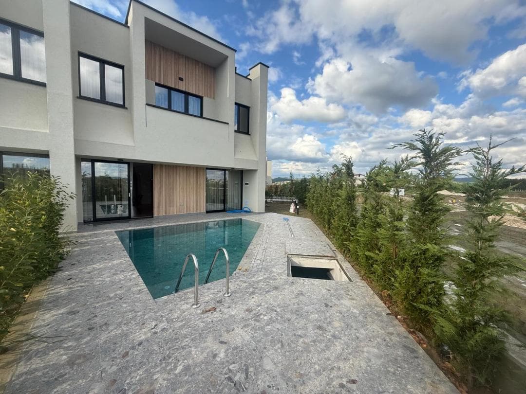 Tiranada, Qerret'te Özel Havuzlu ve Otoparklı Duplex Villa