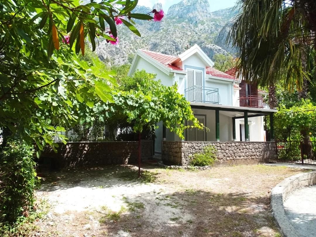 Kotor Koyu'nda Şirin Müstakil Ev