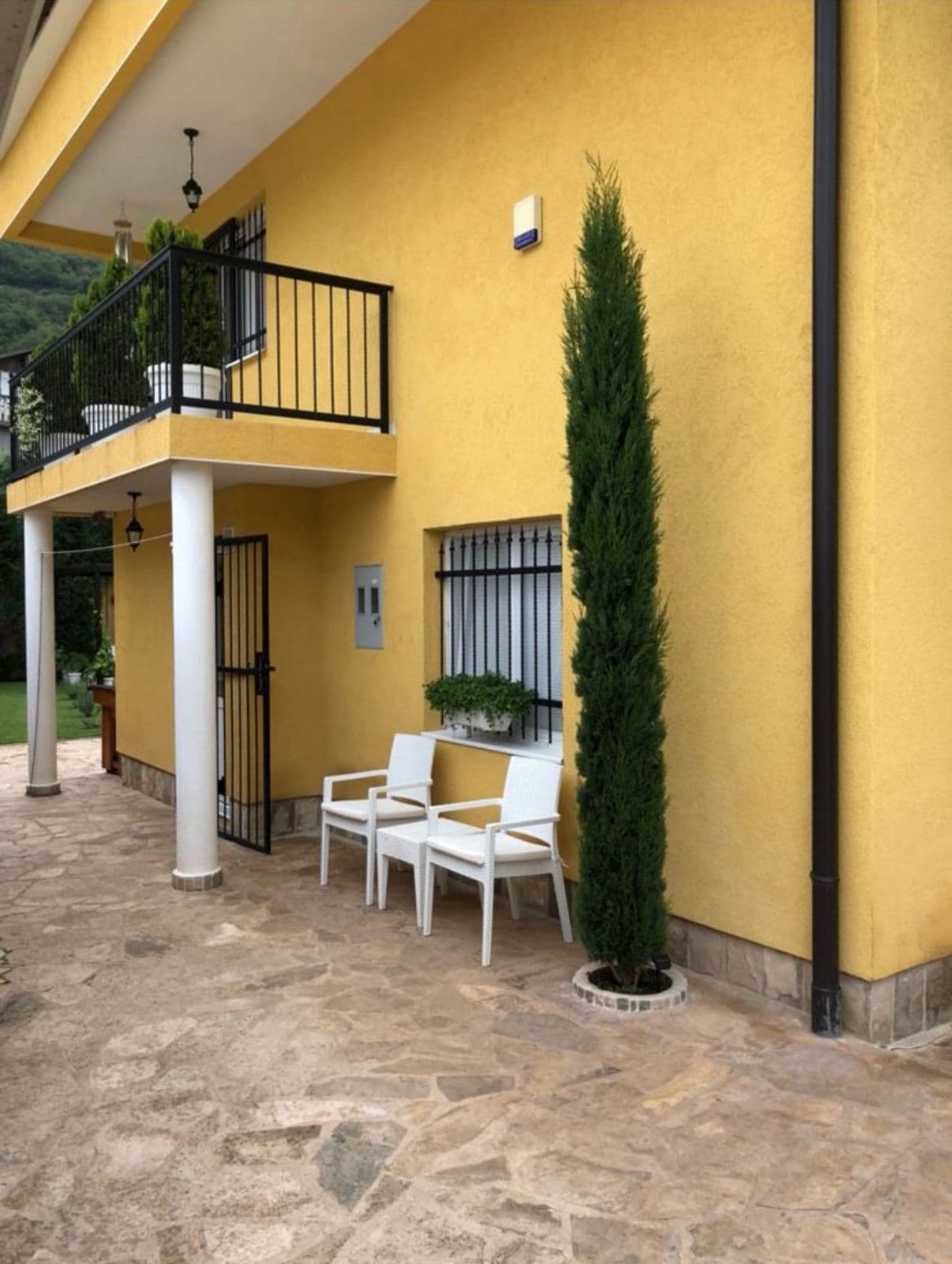 Villa indipendente con ampio giardino - Immagine 2