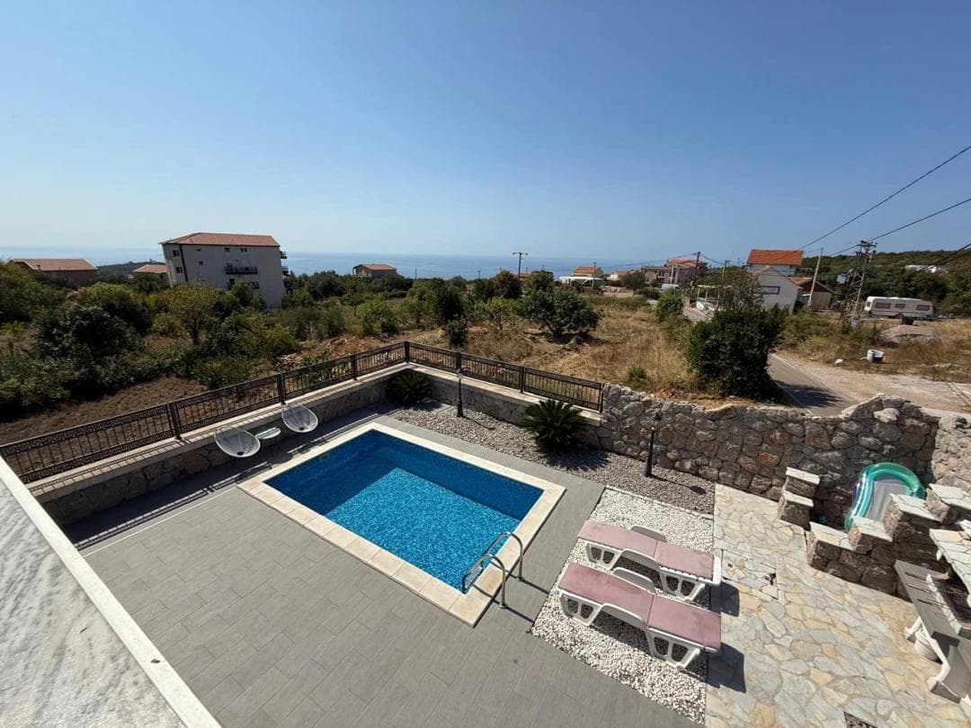 Krimovica'da Havuzlu 2+1 Villa Satılık