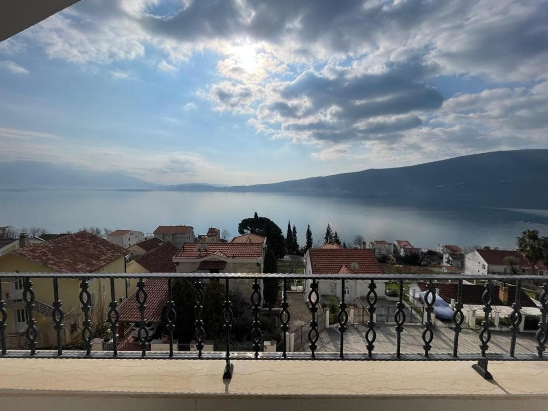 Bijela'da Satılık Deniz Manzaralı Daireler
