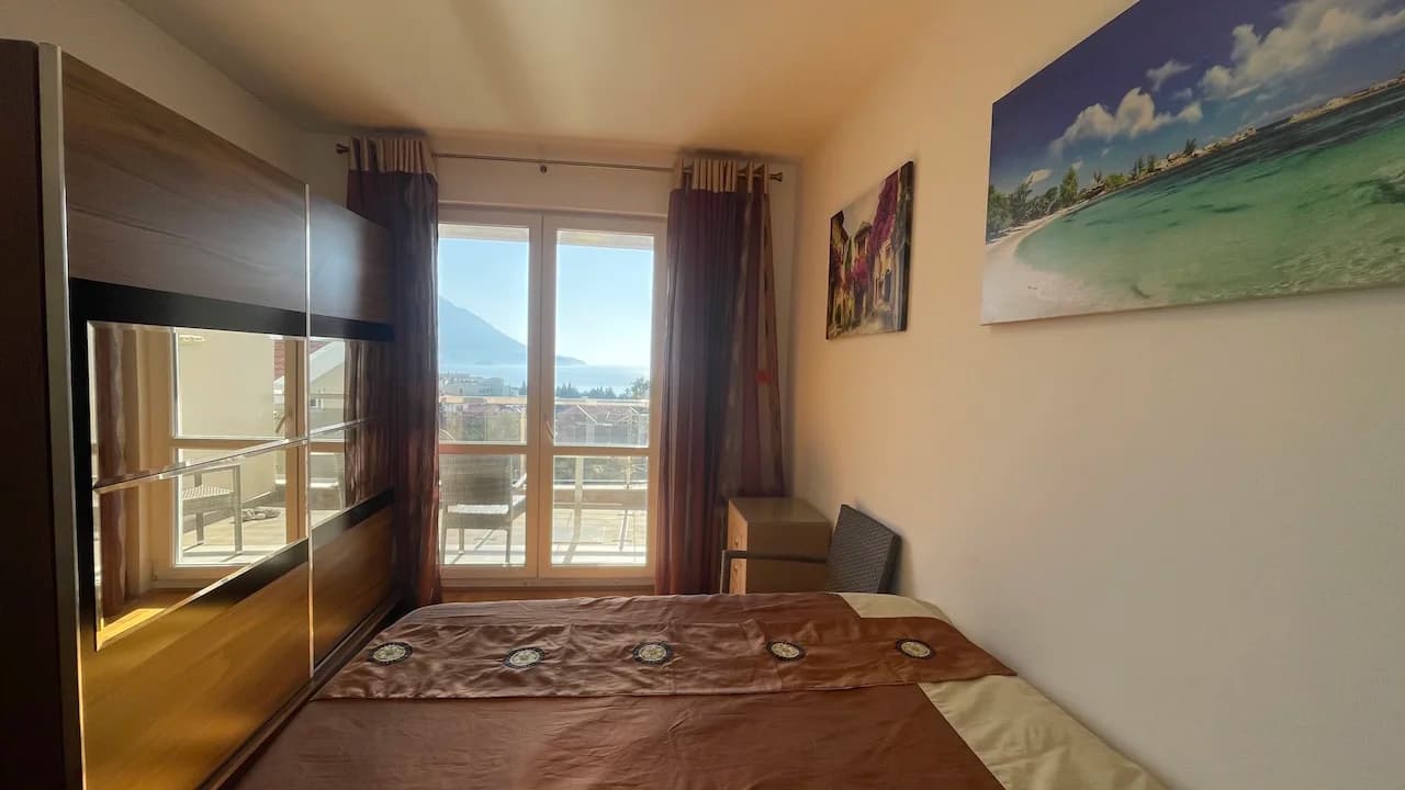 Bečići'nde Deniz Manzaralı Şirin Daire — 2