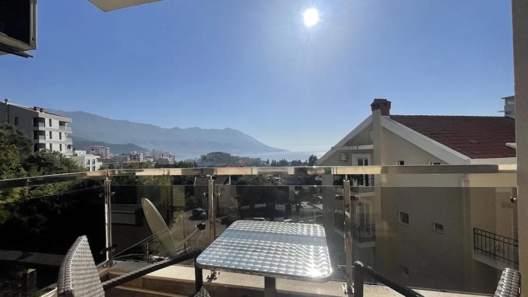 Bečići'nde Deniz Manzaralı Şirin Daire