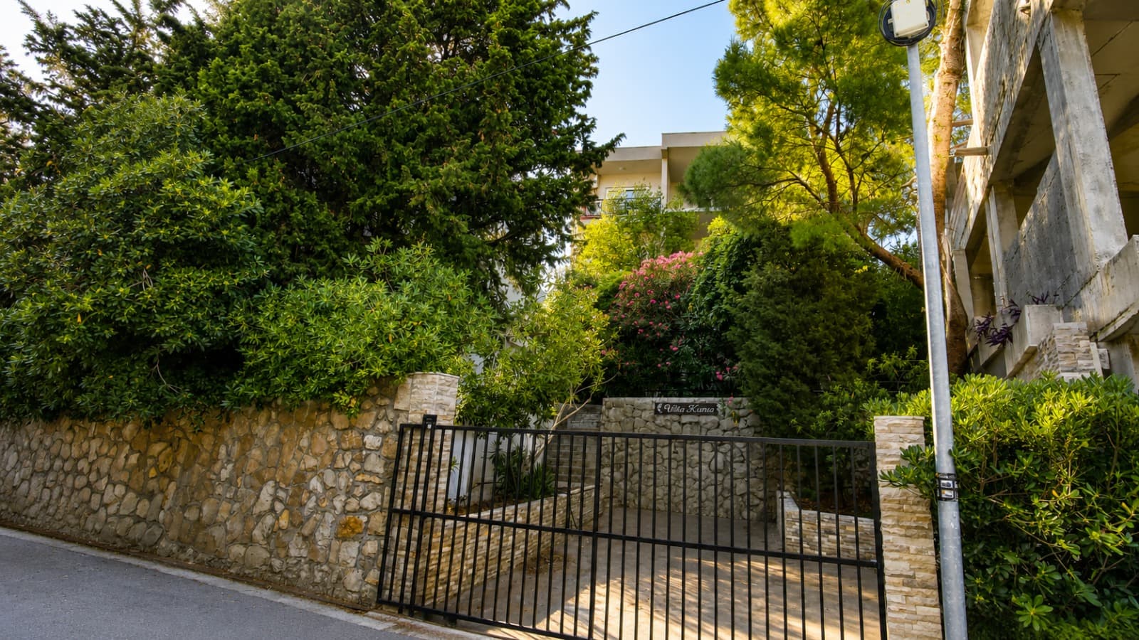 Sutomore'da Malibu Plajı'na Sadece 100 Metre Mesafede Denize Sıfır Ev — 2