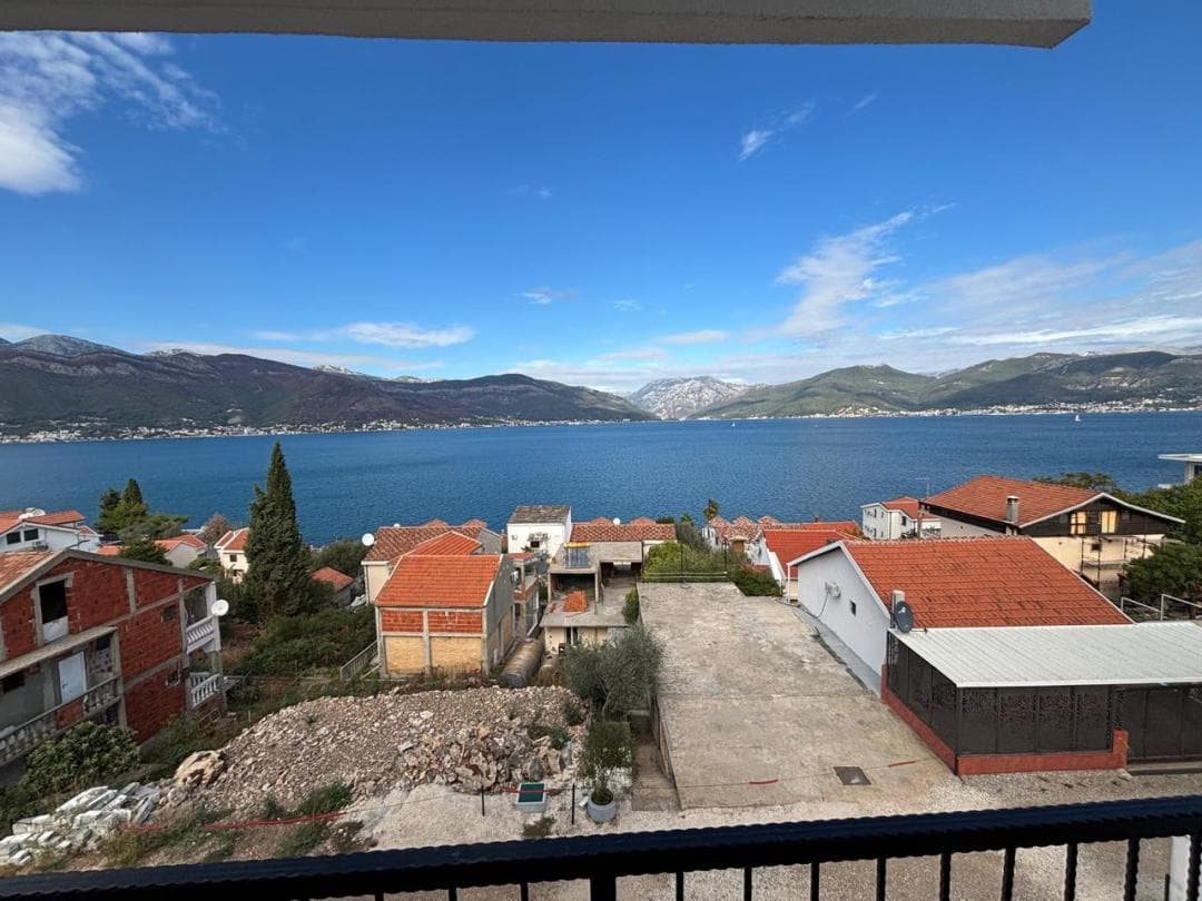 Zařízený byt s panoramatickým výhledem na moře