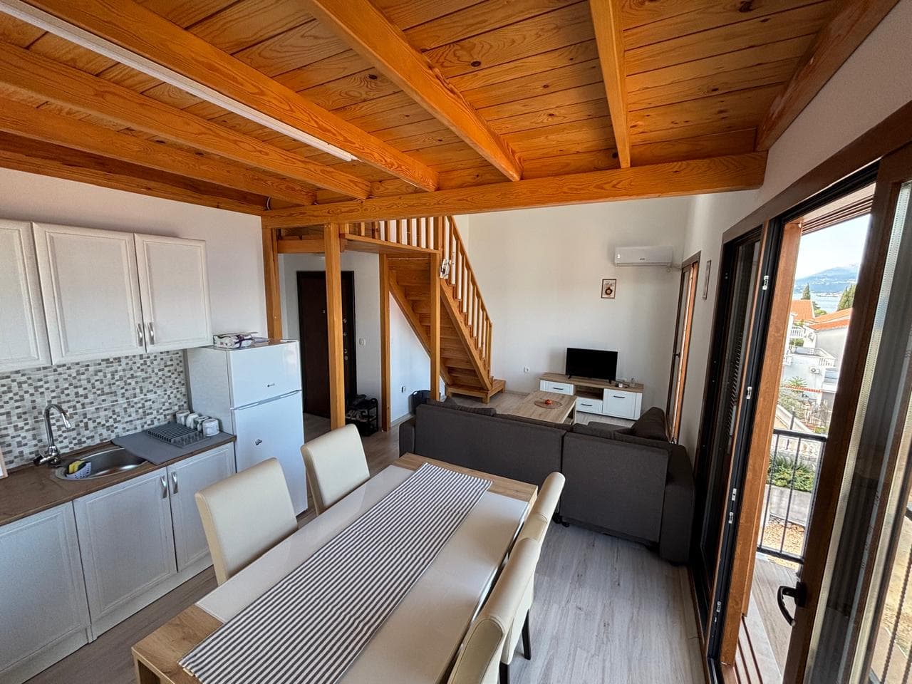 Zařízený byt s panoramatickým výhledem na moře - Obrázek 7