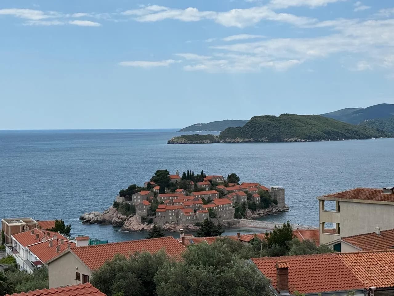 Sveti Stefan'da Nadir Bir Mülk: Galerili ve Otoparklı Daire! — 2