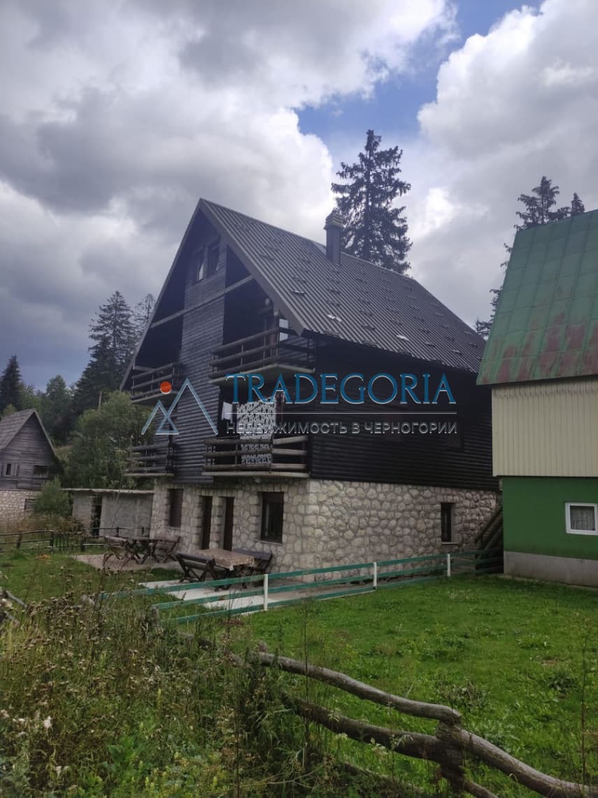 Casă cu patru apartamente în Žabljak — 2