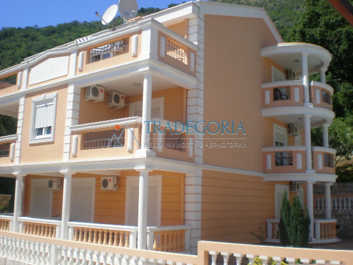 Vilë ekskluzive në një vendndodhje të shkëlqyer e të qetë në Petrovac - Fotoja 2