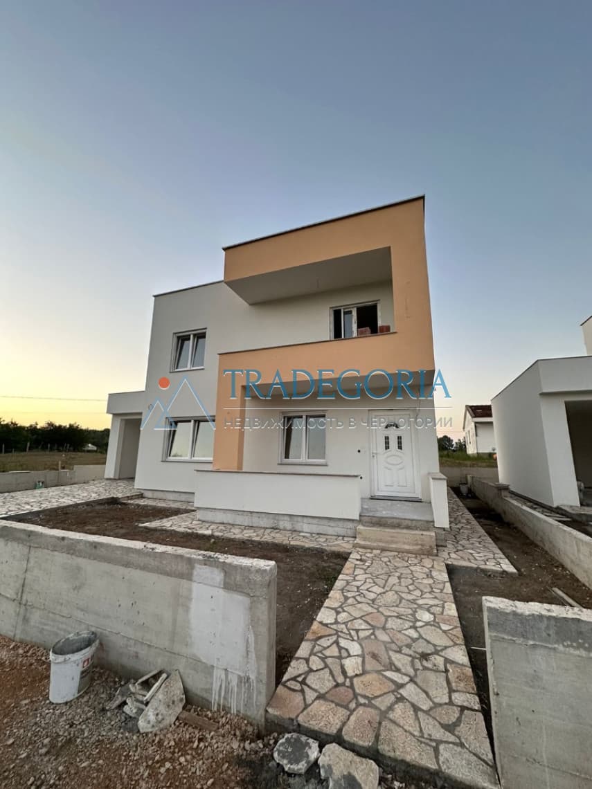 Casă nouă cu două etaje într-un complex de vile în Ulcinj