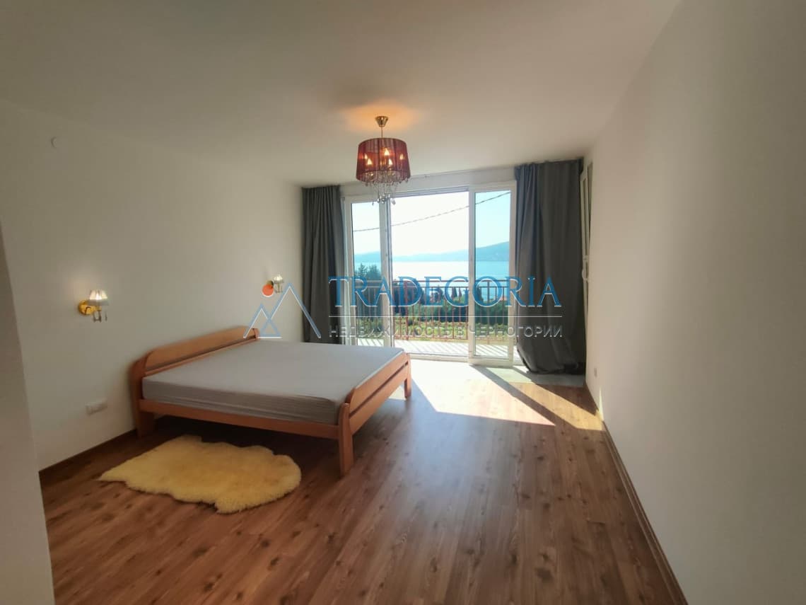 Casă cu trei etaje și vedere la mare în Baošići - Imaginea 3