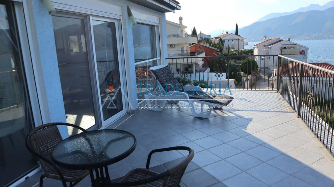Villa in Krašići on the Shore of the Bay of Kotor - Image 2